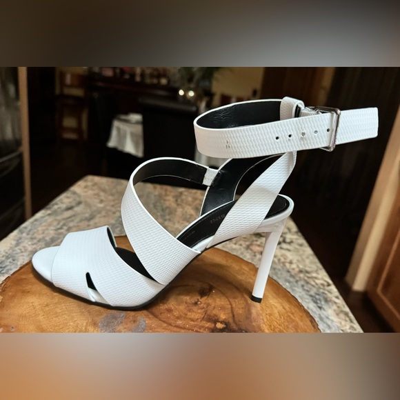 Gianni Bini Shoes - NWOT. Gianni Bini Women’s 9.5 white stiletto heels